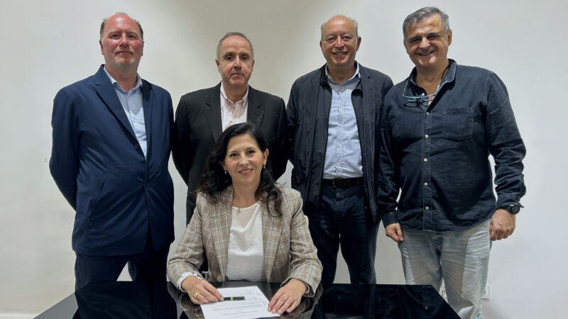 Soledad Cuenca firmando el acuerdo con Sin Parpadear