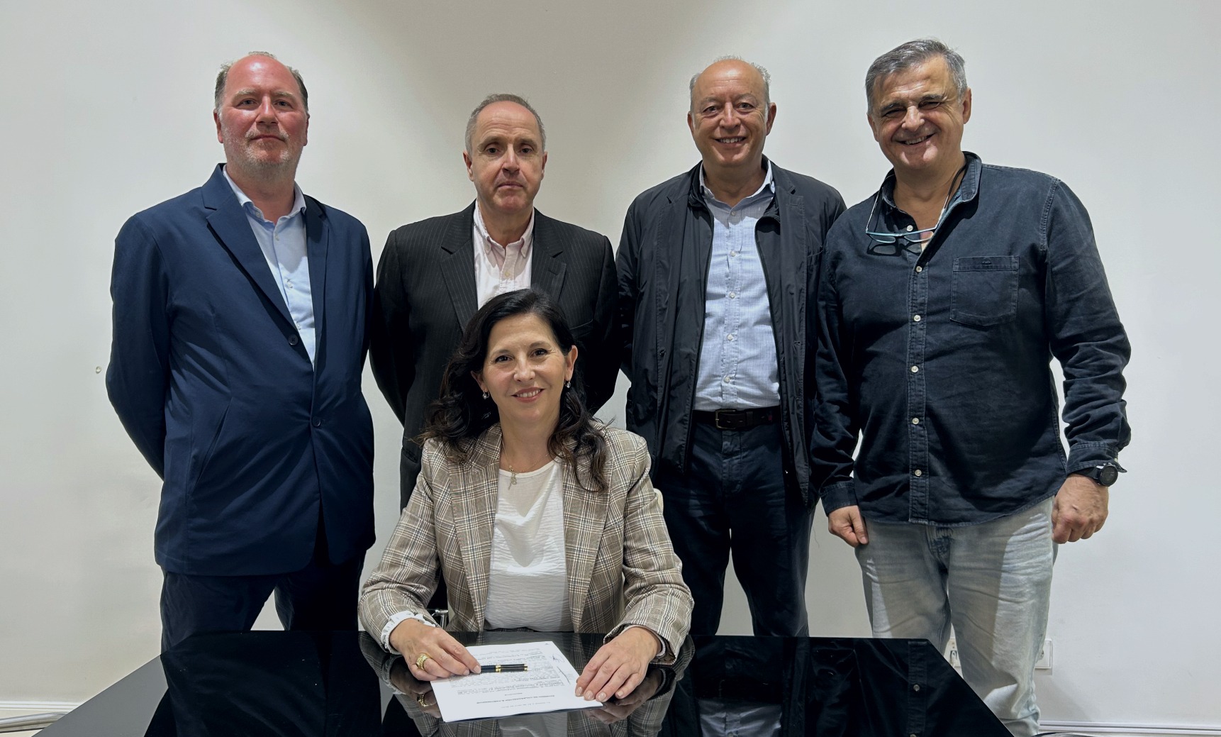 Soledad Cuenca firmando el acuerdo con Sin Parpadear